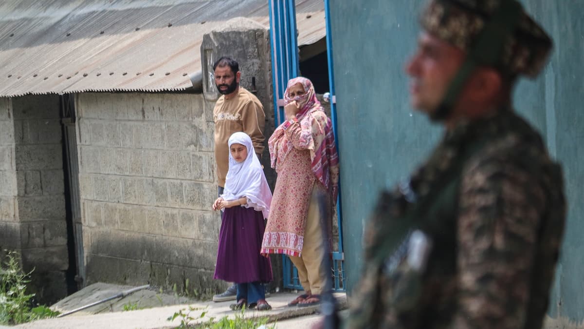 Cover Image for Why the specter of nuclear war between India and Pakistan still hangs over Kashmir